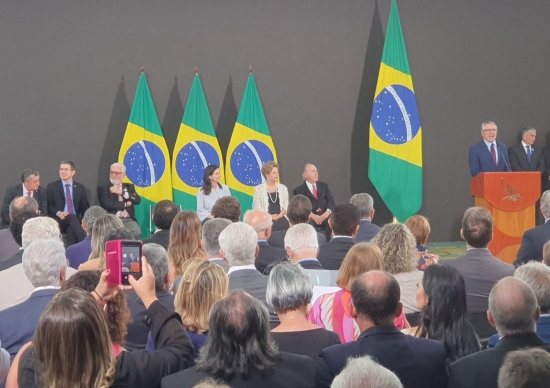 Os líderes José Guimarães, Randolfe Rodrigues e Jacques Wagner, junto aos ex-Presidentes da República Dilma Rousseff e José Sarney, na Solenidade de Posse do Ministro Alexandre Padilha