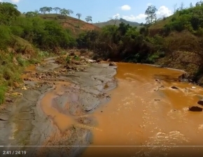 UM RIO DE HISTÓRIAS retrata a situação da região de Mariana após um ano do rompimento das barragens da Samarco