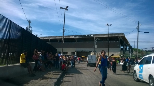 Metrôs e Ônibus parados em Recife