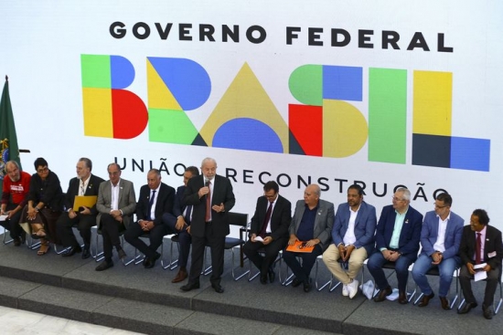 Presidente Lula e representantes de 8 centrais sindicais, incluindo o companheiro Sérgio Nobre, presidente da CUT, e a companheira Nilza (Fetquim/Intersindical) | Crédito: Marcelo Camargo/Agência Brasil