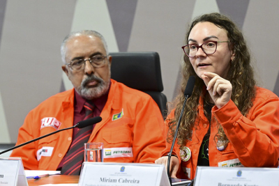 O senador Paulo Paim e a presidenta do Sindipetro-RS, Miriam Cabreira